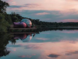 Photo de la bulle transparente au bord de l'étang de Virelles au coucher du soleil, par Teddy Verneuil 