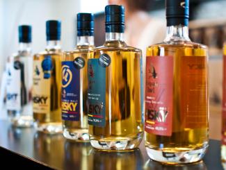 Photo de bouteilles de whisky, de la marque Belgian Owl, par Nicolas Koussa